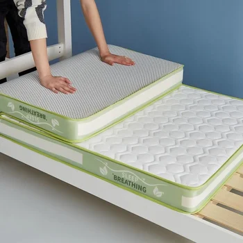 Студентите Tatami използват латексови матраци за създаване на единично сгъваеми легла в своята отделна спалня